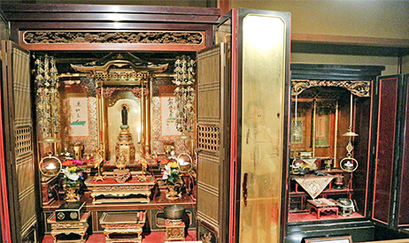 加賀市 北前船の里資料館、酒谷 家の仏壇（冬仏壇と夏仏壇）写真